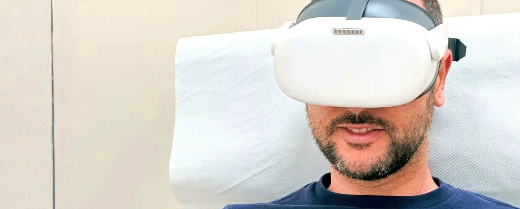 paziente con visore realtà visrtuale